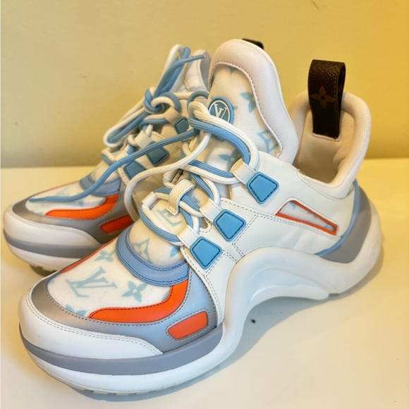 New worn once inside the house for filming authentic LIMITED EDITION - Picture 1 of 3